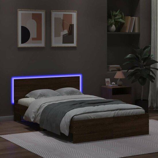 Bedframe Met Hoofdeinde En Led 140 x 190 cm bruin eikenkleur