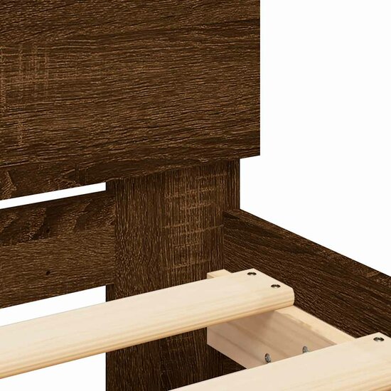 Bedframe Met Hoofdeinde En Led 140 x 190 cm bruin eikenkleur